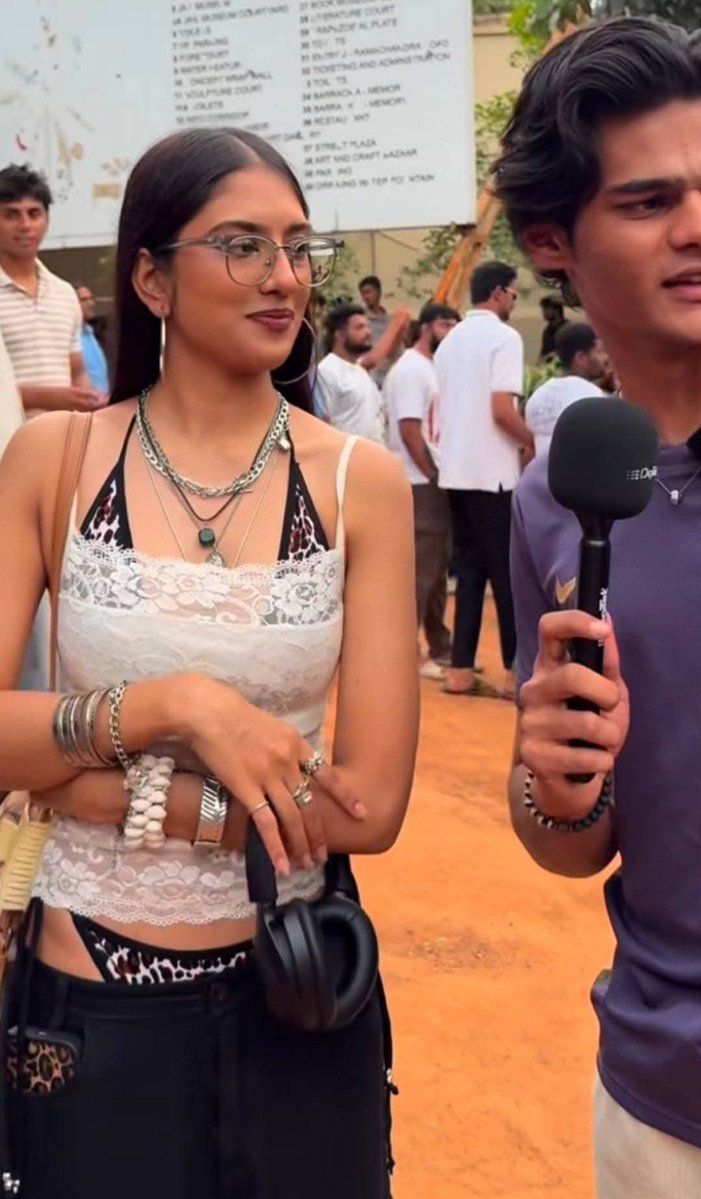 SouleFacts's tweet photo. Girl’s name is Nidhi and Cameraman is Taufeek 

Kuch samaj aya, Hindu girls is showing her panty and Katuwa is recording.

This is the depth of CJP protest….Azadi Azadi. https://t.co/FLUXA5DW8x