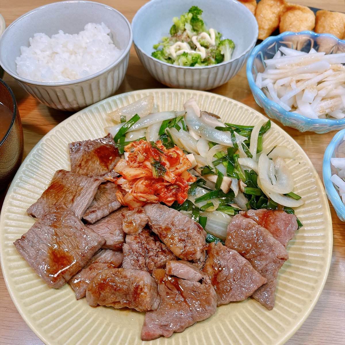 gohan_orange1's tweet photo. 黒毛和牛カルビ焼肉🫶🫶🫶
野菜炒め
大根とブロッコリーサラダ🫶
お稲荷さん
#おうちごはん https://t.co/Gy1RcWWuYh