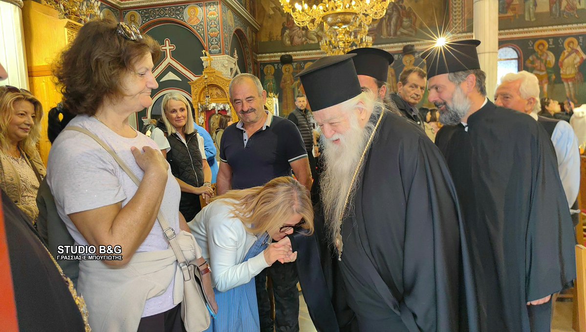 bougiotispress's tweet photo. Ο ΠΡΩΗΝ ΜΗΤΡΟΠΟΛΙΤΗΣ ΚΑΛΑΒΡΥΤΩΝ ΑΜΒΡΟΣΙΟΣ ΣΤΟΝ ΙΕΡΟ ΝΑΟ ΕΥΑΓΓΕΛΙΣΤΡΙΑΣ ΝΑΥΠΛΙΟΥ- ''ΈΡΧΟΜΑΙ ΩΣ ΑΠΛΟΣ ΠΡΟΣΚΥΝΗΤΗΣ ΣΤΗΝ ΠΑΝΑΓΙΑ''
Στον Ιερό ναό της Ευαγγελιστρίας Ναυπλίου βρέθηκε ο πρώην Μητροπολίτη Καλαβρύτων Αμβρόσιος για να προσκύνηση την θαυματουργή Εικόνα της Παναγίας https://t.co/LnsSjnfiFs