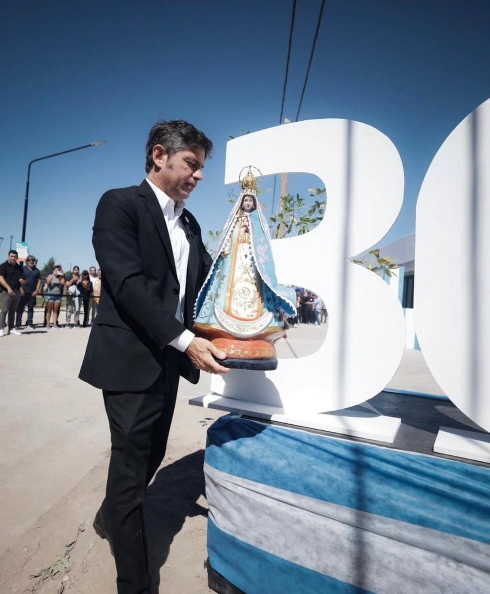delfideKici's tweet photo. Bajo la lluvia, le pedimos a la Virgencita de Luján que PROTEJA NUESTRA ARGENTINA y que ilumine el camino de Axel para poder cambiar el futuro de todos los argentinos 🤍

Muy buen sábado gente! https://t.co/si4217JWlZ