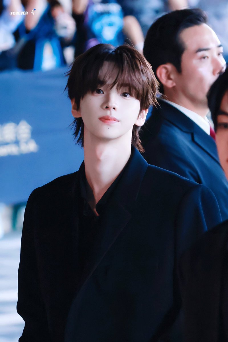 sweetdotato's tweet photo. 신유 올블랙 입어도 이만큼 애기같았는데 이만큼 어른된거 눈물날거같애.. https://t.co/rzolos12Oi