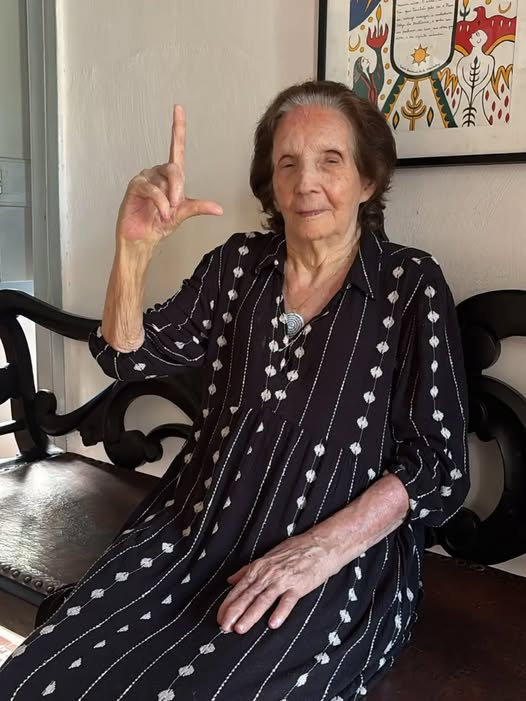 orlandoguerreir's tweet photo. E Dona Zélia, viúva do saudoso Mestre Ariano Suassuna, que fez o "L", para que todos votem em Lula, contra a barbárie, o negacionismo, o golpismo, o fanatismo e contra o bolsonazifascismo. #OxeRecife #lulapresidente2026 #xobollsonazifascismo https://t.co/SCysvFJ5d8
