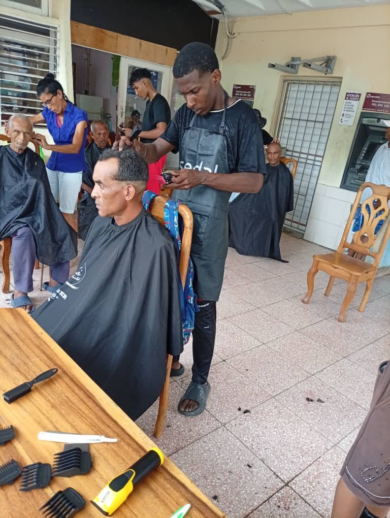 MildreyDelis's tweet photo. Desde la Zona de Defensa en el Consejo Popular Versalles se realiza el Festival de Servicios de la COMF en la especialidad de Barbería.
Muchas Felicidades para el profesor y estudiantes por la labor que realizan de manera gratuita.
#FMCSantiago https://t.co/dylyf2RcMY