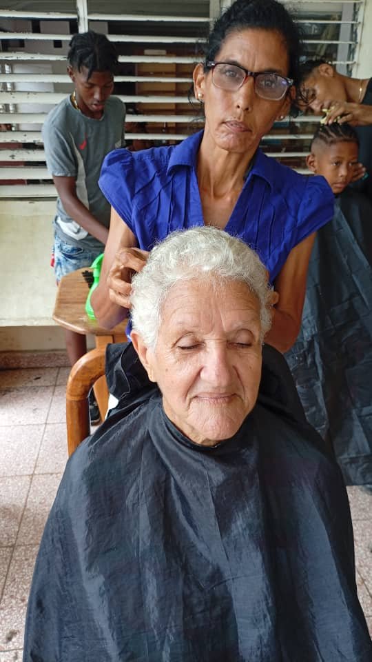 MildreyDelis's tweet photo. Desde la Zona de Defensa en el Consejo Popular Versalles se realiza el Festival de Servicios de la COMF en la especialidad de Barbería.
Muchas Felicidades para el profesor y estudiantes por la labor que realizan de manera gratuita.
#FMCSantiago https://t.co/dylyf2RcMY