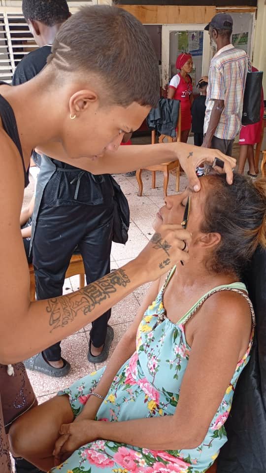 MildreyDelis's tweet photo. Desde la Zona de Defensa en el Consejo Popular Versalles se realiza el Festival de Servicios de la COMF en la especialidad de Barbería.
Muchas Felicidades para el profesor y estudiantes por la labor que realizan de manera gratuita.
#FMCSantiago https://t.co/dylyf2RcMY