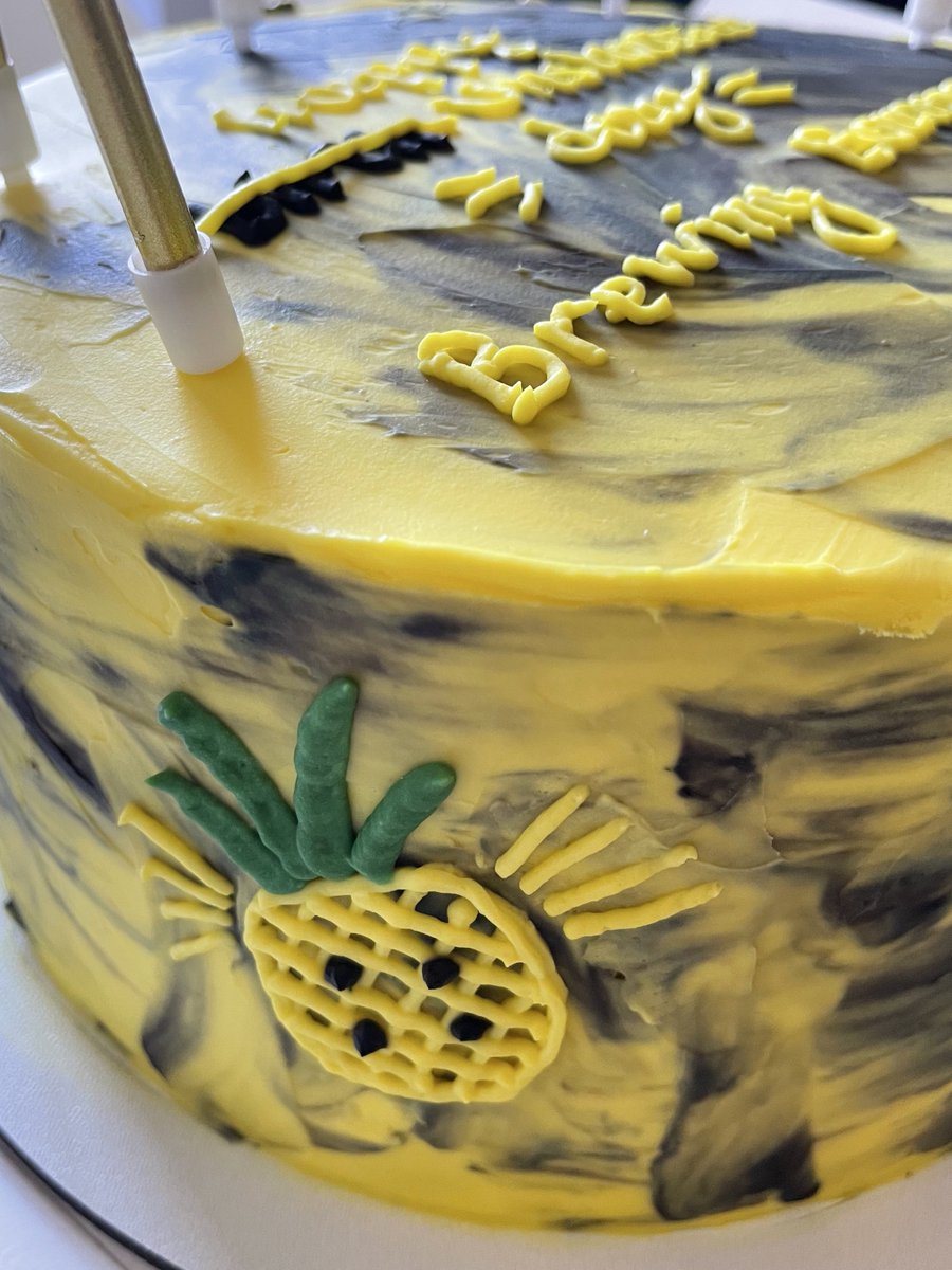 BroodingAnanas's tweet photo. LOOK AT MY BIRTHDAY CAKE😭😭💛🍍 https://t.co/sVRWxffCKL