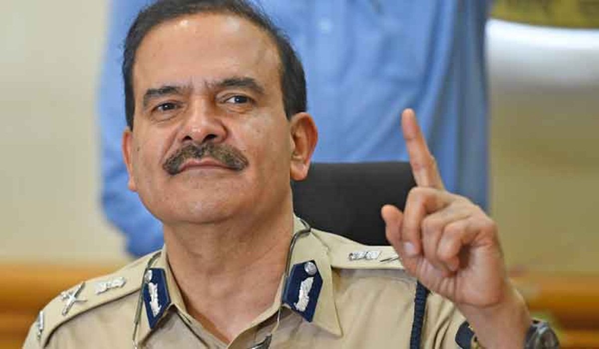 BhaaratDhruga's tweet photo. THE MAN WHO DECIDED WHAT WAS "SUICIDE" AND WHAT WASN'T. 🧵🚨
Ex Mumbai CP Param Bir Singh is so discredited that central agencies like @NIA_India & @CBIHeadquarters are officially dropping his statements in court!
If top agencies won't trust his word today, why was his "OPEN & SHUT" theory accepted on June 14, 2020, in @itsSSR's MURDER case?
Watch what an EX Cop had to SAY about #ParamBirSingh ON CAMERA in Tweet 2! 👇🔱