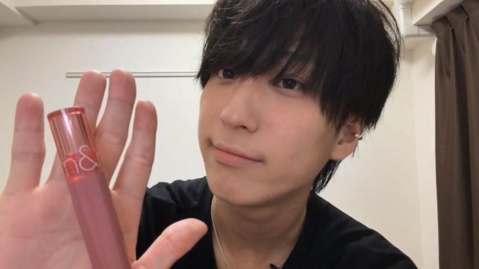 ut04mk__'s tweet photo. は〜〜〜〜〜〜〜〜〜奏夢がロムアンド持ってるのかわいい https://t.co/jdxEQI46XW