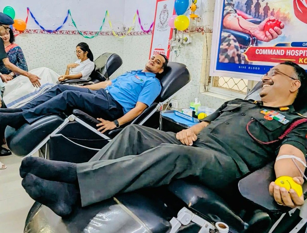 easterncomd's tweet photo. Under the aegis of #EasternCommand, #CommandHospital, #Kolkata observed #NationalVoluntaryBloodDonationDay with awareness activities promoting voluntary blood donation.

Serving personnel, civilians and students of #PMSHRIKendriyaVidyalaya participated with enthusiasm. An informative lecture and pledge highlighted the importance of blood donation in saving precious lives.

#पूर्वी_कमान के तत्वावधान में #कमांड_अस्पताल, #kolkata ने #राष्ट्रीय_स्वैच्छिक_रक्तदान_दिवस मनाया। इस अवसर पर स्वैच्छिक रक्तदान के प्रति जागरूकता बढ़ाने के लिए विभिन्न कार्यक्रम आयोजित किए गए।

इस कार्यक्रम में सेवारत सैन्यकर्मियों, नागरिकों और #PMShriKendriyaVidyalaya के विद्यार्थियों ने उत्साहपूर्वक भाग ��िया। एक जान��ारीपूर्ण व्याख्यान और रक्तदान की शपथ के माध्यम से रक्तदान के महत्व तथा बहुमूल्य जीवन बचाने में इसके योगदान पर प्रकाश डाला गया।

#भारतीय_सेना
#पूर्वी_कमान
#IndianArmy
#EasternCommand
#BloodDonation
#WeCare

@adgpi
@SpokespersonMoD
@HQ_IDS_India
@indiannavy
@IAF_MCC
@official_dgar
@ProDefKolkata
@HQ_DG_NCC
@dgafms_mod
@lokbhavan_wb

Facebook - https://t.co/I9vG36XDBg
Instagram - https://t.co/yVEC3nYot4