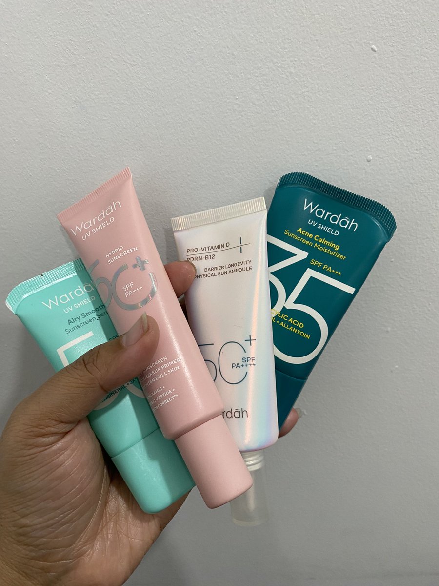 dittazharra's tweet photo. budhe-budhe 35++ jangan skip sunscreen yaaa. biarpun cuma drumah doang. masak depan kompor tuh juga memicu flek loh 😭🙏🏻
kalau pagi comboin serum vit C buat nyamarin noda hitam + sunscreen buat proteksi 😭￼ https://t.co/gCAlN93HeR