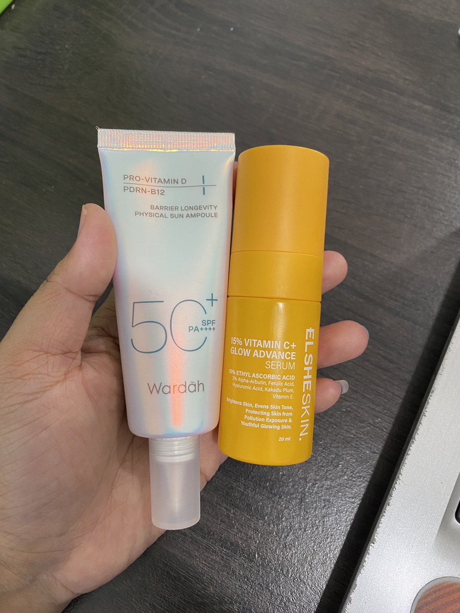 dittazharra's tweet photo. budhe-budhe 35++ jangan skip sunscreen yaaa. biarpun cuma drumah doang. masak depan kompor tuh juga memicu flek loh 😭🙏🏻
kalau pagi comboin serum vit C buat nyamarin noda hitam + sunscreen buat proteksi 😭￼ https://t.co/gCAlN93HeR