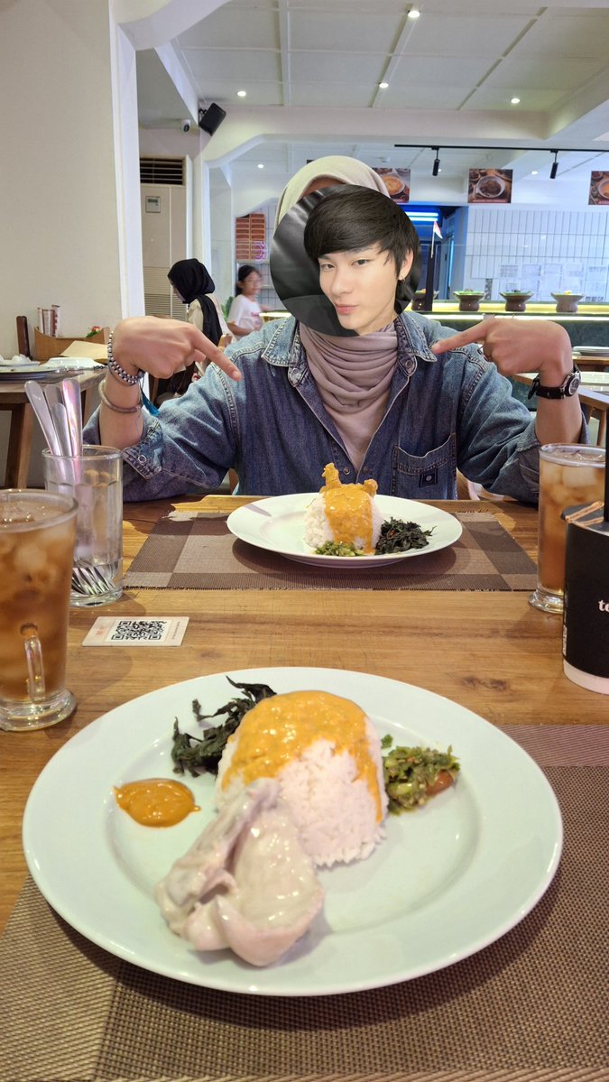 nextujoshy's tweet photo. kemarin udah bekerja skrg kita #beusbermain 🤭🤭 menurut gue tainek udh muak liat kita minum tz mulu tapi hari ini kita makan AYAM 🐓 https://t.co/SZbPWN46SN