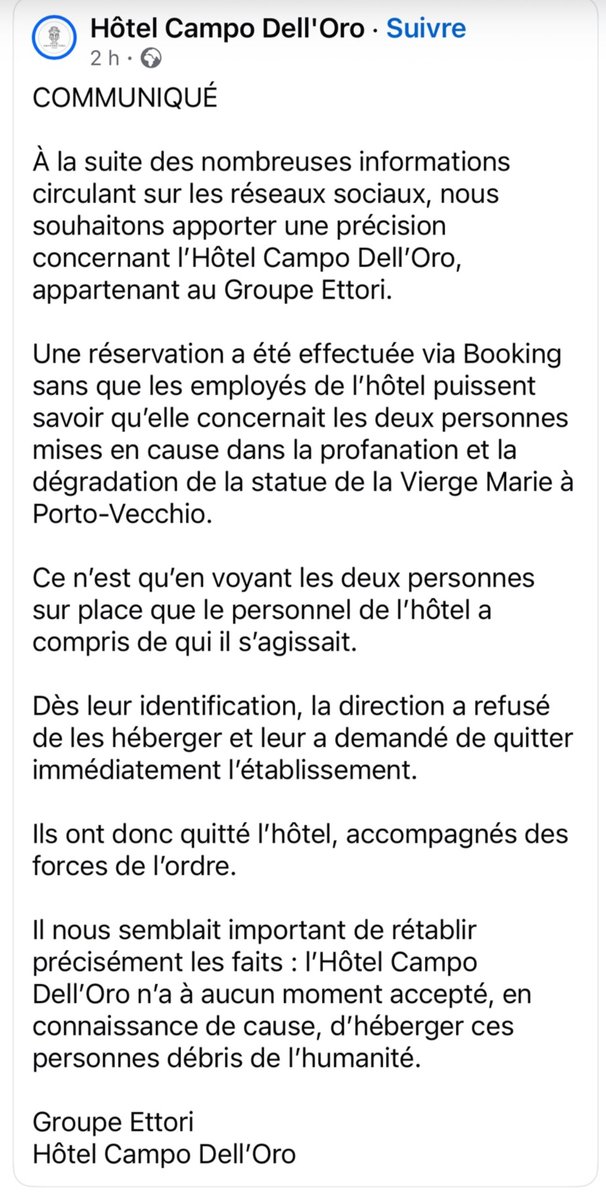 jon_delorraine's tweet photo. 🔴🇫🇷 ALERTE — La situation autour des deux hommes poursuivis après la dégradation de la statue de la Vierge à Porto-Vecchio continue de provoquer de fortes tensions en Corse.

Les deux saisonniers, âgés de 21 et 24 ans selon le parquet, sont poursuivis pour dégradations graves en réunion et exhibition sexuelle. Placés sous contrôle judiciaire, ils ont reçu l’interdiction de paraître en Corse et l’obligation de pointer régulièrement dans leur département de résidence. Leur procès est fixé au 16 novembre. Le parquet a précisé que cette décision impliquait leur départ immédiat de l’île. 

Vendredi soir, ils devaient quitter Ajaccio sur un vol prévu aux alentours de 19 heures. Selon Stampa Paese, des passagers les auraient reconnus au moment de l’embarquement, provoquant une situation tendue. Le commandant de bord aurait finalement refusé leur embarquement et les deux hommes auraient été pris en charge par la Police aux frontières. Ces circonstances n’ont toutefois pas été confirmées officiellement. 

Dans la foulée, une chambre aurait été réservée via Booking à l’Hôtel Campo Dell’Oro d’Ajaccio. Dans un communiqué, l’établissement affirme ne pas avoir su initialement à qui était destinée la réservation. Une fois les deux hommes reconnus sur place, la direction dit avoir refusé de les héberger et leur avoir demandé de quitter immédiatement l’hôtel, accompagnés des forces de l’ordre.

Un témoignage publié sur Facebook affirme également qu’ils se trouvaient dans un avion Ajaccio–Paris-Orly annoncé à 19 h 05, escortés par les forces de l’ordre et reconnus par des passagers. Mais attention : ce témoignage isolé ne permet pas d’établir qu’ils ont effectivement quitté la Corse, et pourrait correspondre à la tentative d’embarquement qui aurait finalement échoué.

À ce stade, une chose est donc certaine : la justice leur impose de quitter immédiatement la Corse. En revanche, leur départ effectif de l’île reste à confirmer par une source officielle ou journalistique fiable.