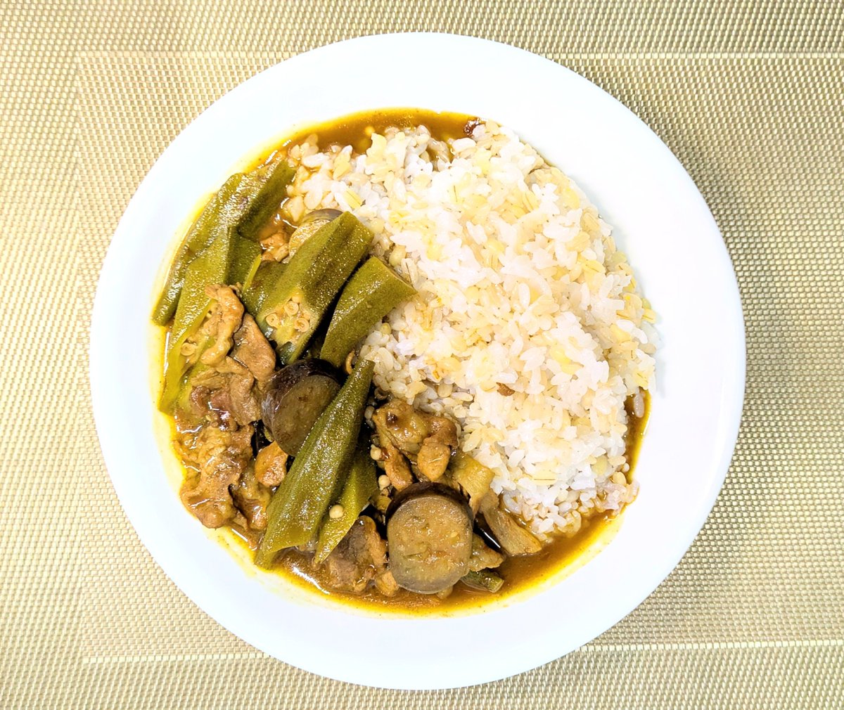 take41's tweet photo. 豚肉とオクラ茄子のカレーで。
豚肉を事前に塩胡椒、GABANのガラムマサラで炒めてます、茄子は豚肉に追加してオクラは後から時間差で入れてます。
赤缶カレールーと赤缶カレー粉を両方使い他色々と入れて仕上げてます。
オクラ、茄子は生産者直送で届いた新鮮な物を使ってます。
🍛🙂ｵｲﾁｲﾖ https://t.co/ypWWhIMVDl