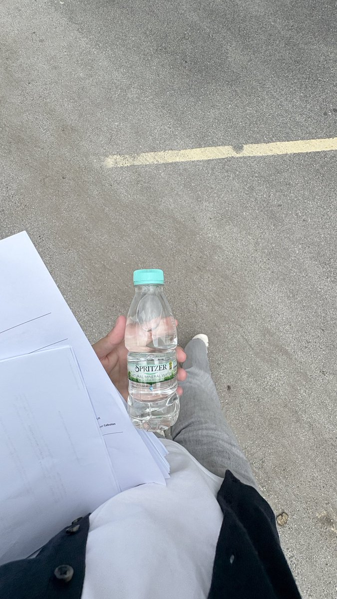 nrainasfyaa's tweet photo. thanks for being a good person to me cik ros. actually tadi nk hantar mara kt uni so memang lonely je khamis aritu dh hantar but then ada document tertinggal so kena hantar balik pastu tadi ada lagi part yg cicir istg penat gila ulang alik kl from n9 but then…. https://t.co/L79CzFSM0l