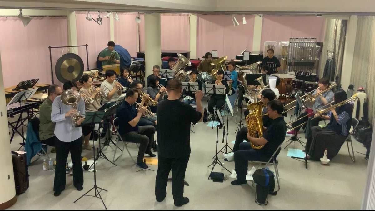 empebrass's tweet photo. #今日のエンペ
👀八谷先生立ち会いありがとうございます
👀全曲通し(ふぉぉぉっ！)
👀賛助さん今日もありがとうございます
👀演奏会まであと少し
10/17(土)ルネこだいら中ホールでエンペと握手🤝

ご来場お待ちしております🐧 https://t.co/7PXmVQRZip