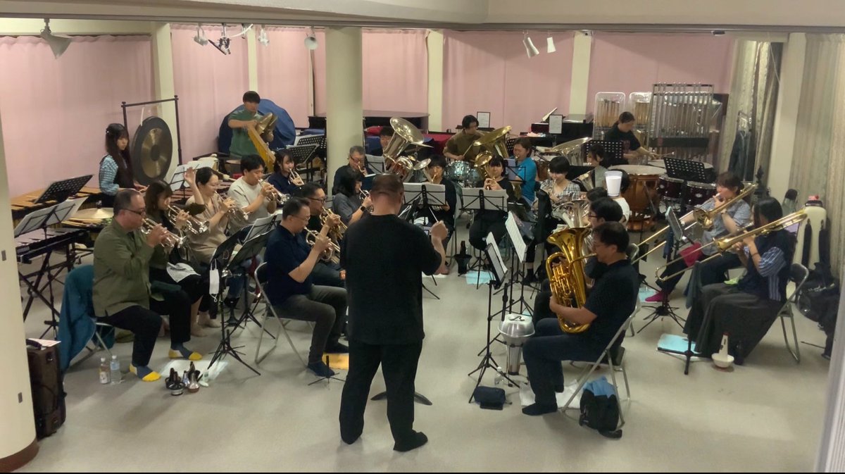 empebrass's tweet photo. #今日のエンペ
👀八谷先生立ち会いありがとうございます
👀全曲通し(ふぉぉぉっ！)
👀賛助さん今日もありがとうございます
👀演奏会まであと少し
10/17(土)ルネこだいら中ホールでエンペと握手🤝

ご来場お待ちしております🐧 https://t.co/7PXmVQRZip