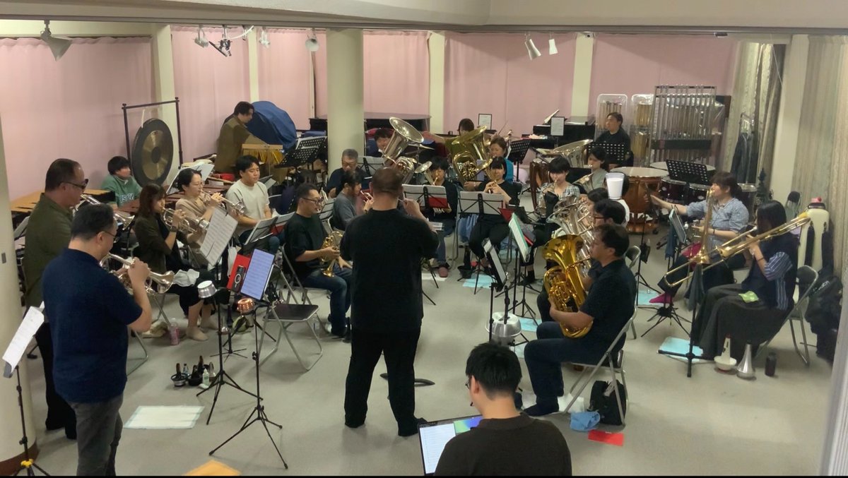 empebrass's tweet photo. #今日のエンペ
👀八谷先生立ち会いありがとうございます
👀全曲通し(ふぉぉぉっ！)
👀賛助さん今日もありがとうございます
👀演奏会まであと少し
10/17(土)ルネこだいら中ホールでエンペと握手🤝

ご来場お待ちしております🐧 https://t.co/7PXmVQRZip
