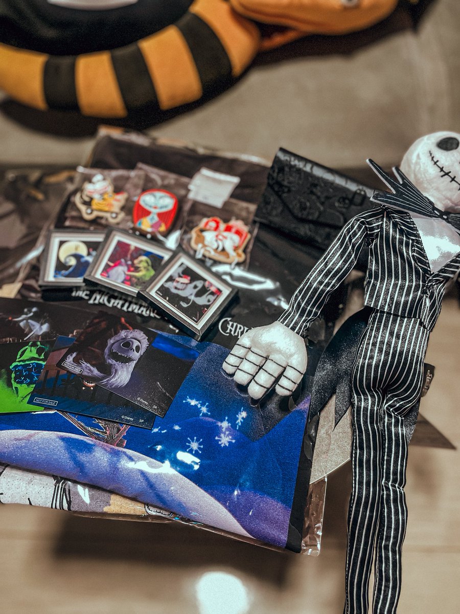 nkmr19_2's tweet photo. ナイトメアービフォアクリスマスPOP UP STORE行ってきました🎃
Tシャツも小物類もまだ全然グッズ残ってて安心した〜〜
ノベルティもコンプリートできた嬉しい https://t.co/bwySQrtyjn