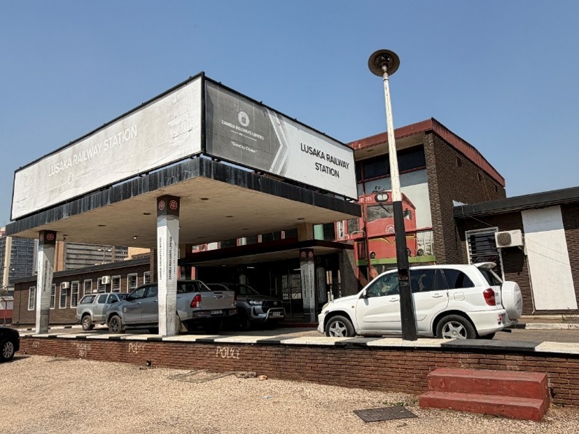JapanEmb_Zambia's tweet photo. 人口200数十万人の首都の名前を冠したルサカ駅

街中にありながら、退色の進んだ駅の看板、ひと気のない簡素な構内、施錠されたホーム・・・日本の秘境駅とはまた違う何かがありました

駅前の広場（空地）には往時を忍ばせる機関車の展示も。それはまた追って

＃あなたにザンビア　＃ザン鉄 https://t.co/dxB2dMKb1M