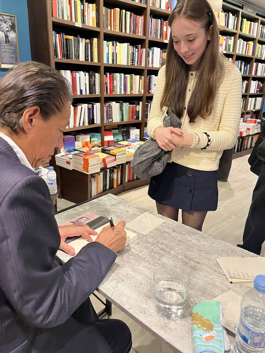 arlequinTetsuya's tweet photo. スペイン最古の大学、サラマンカ大学のルシア先生（日本語学科）との対談を経て、サイン会です。書店（Letras Corsarias）が用意した椅子では足りず、ついに書店の外にまで列ができました。日本文学の翻訳者になりたいという女子学生の眼差しに、心、打たれました。���々な意味でね。 https://t.co/HMIe7fAFVU