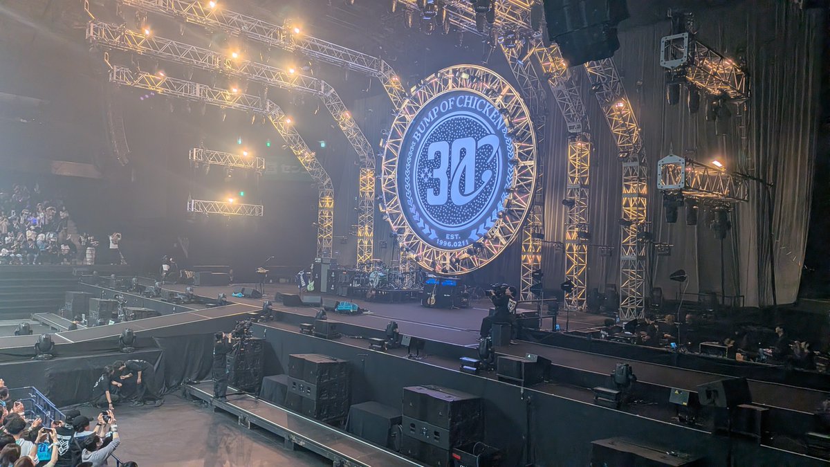 donaldP_SMM2's tweet photo. バンプのツアー初日、感無量すぎた🥲
俺が文字通り歌詞カードが擦り切れるまで聴いてた曲たちを今のBUMP OF CHICKENで聴けて本当に良かった！！
最高なひとときをありがとう！！！ https://t.co/HLdP4TYNvi