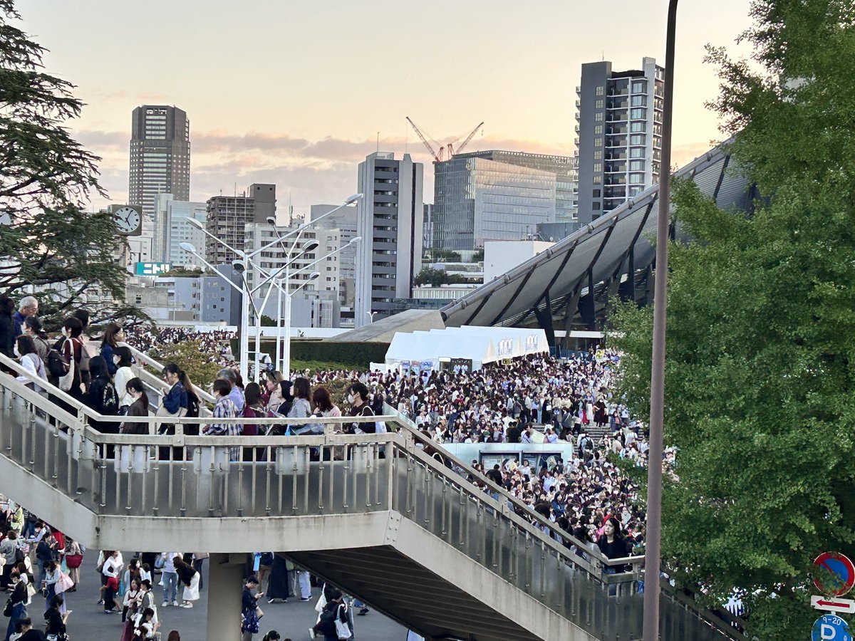 gekkananami's tweet photo. 刀ブレ明日お出かけの主様
これ15:00の回が終演後の17:00の原宿歩道橋です。見えてる人のほぼ全員が歩道橋に来ます。
帰る人が凄まじいので、このタイミングで会場に向かうのはかなり辛いと思われます。お出かけの時間の参考までに。 https://t.co/Kqzf3gzxRJ