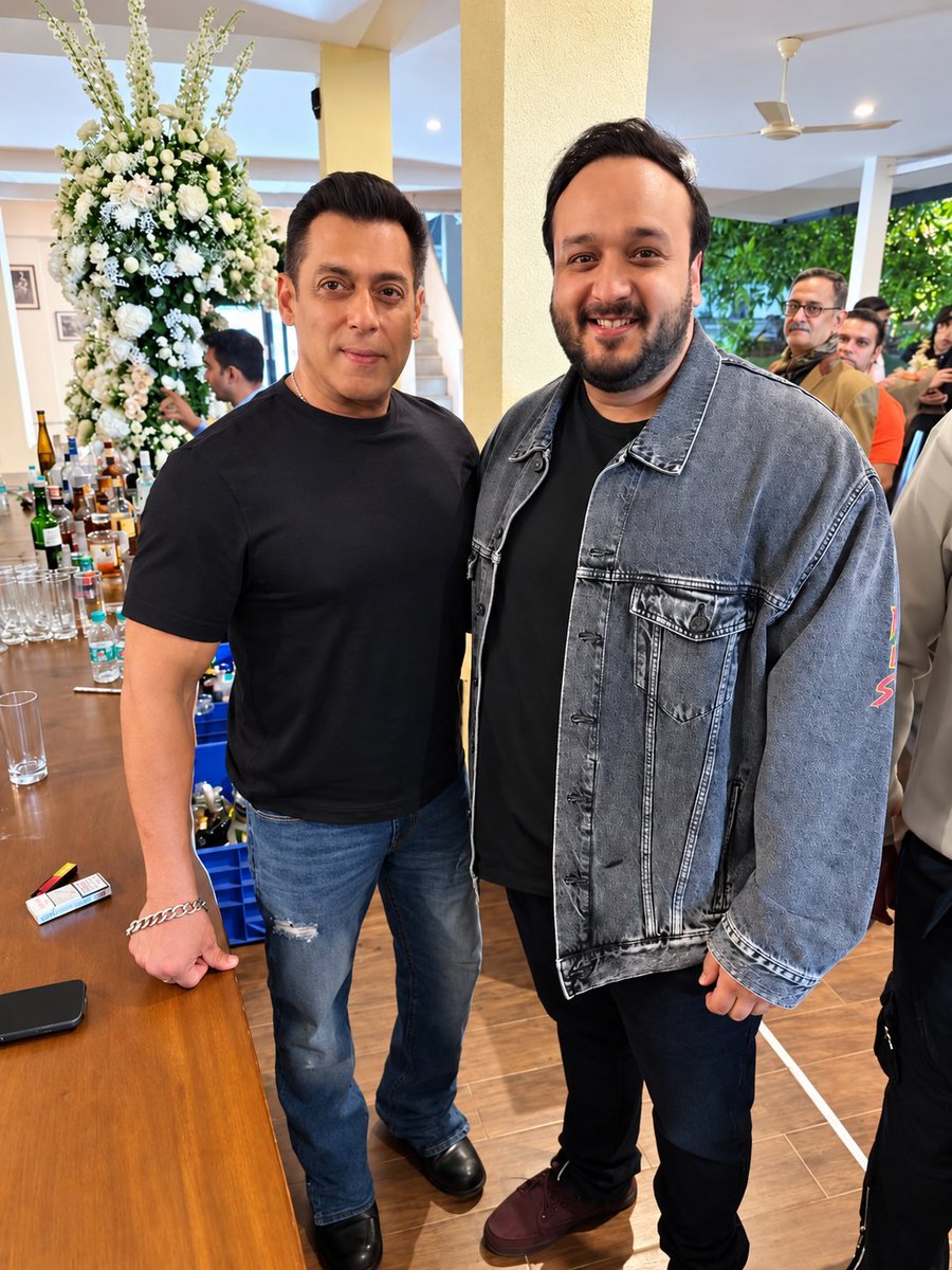 thePRINCE_ROY's tweet photo. @BeingSalmanKhan @zeeshanBabaS Love you bhai ❤️😍 https://t.co/793p7qjfd5