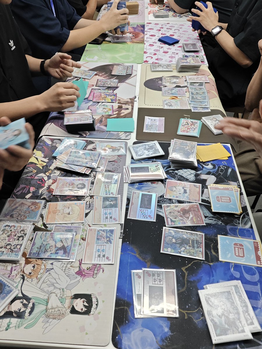 KCC2019615's tweet photo. #ラブライブカードゲーム

本日開催
『ショップ大会』

参加者14名で、
優勝は「Printemps」デッキを使用した「アイス」さんになります！
コメント 「（・8・）」

優勝おめでとうございます🎊

#春日部　＃トレカKCC https://t.co/ZjVSKexYiZ