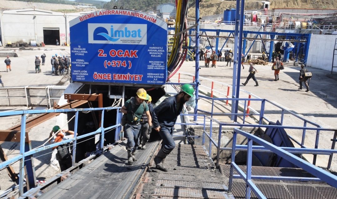 ToplumsalMht229's tweet photo. Soma’da geçtiğimiz gün 5 madencinin yaşamını yitirdiği İmbat Madencilik’e ait maden ocağının iş cinayetleri sicili ağır

Eylül 2014’te Metin Keskin, vagon ile direk arasına sıkışarak yaşamını yitirdi. 

Ocak 2017’de İsmail Kahraman, gece vardiyasında kepçenin altında kalarak hayatını kaybetti. 

Ağustos 2019’da Selahattin Göktepe, bant temizliği sırasında tambura sıkışarak can verdi.

Nisan 2020’de bakım ve onarım çalışmaları sırasında 3 işçi yaşamını yitirdi. 

Ekim 2022’de ise Durmuş Şahan, kömür dökümü yapan kepçenin altında kalarak hayatını kaybetti.

Şirket, 2024’te 6 milyar TL satış ve 649 milyon TL kâr elde etmesine rağmen kurumlar vergisi ödememesi, işçilere sıfır zam dayatması ve yetersiz iş güvenliği koşullarıyla da gündeme gelmişti.