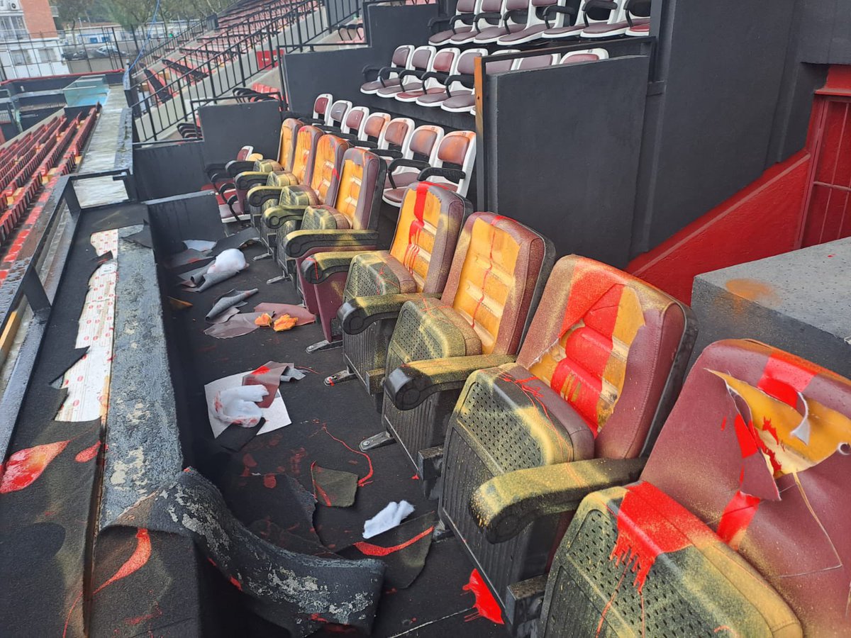 RayoVallecano's tweet photo. ¿Es esta la colaboración público-privada que quiere el Consejero de Deporte para el Estadio de Vallecas? 
Rayo Vallecano de Madrid denuncia públicamente que en la noche de hoy se ha producido un asalto al Estadio de Vallecas, sede social del club; el palco de autoridades ha sido vandalizado y destrozado, como lo son continuamente las fachadas de nuestro Estadio. 
Estas imágenes son la consecuencia evidente del odio sembrado y revelan cómo se entiende la colaboración público privada de la que habla el señor Consejero. Es un acto más  de la campaña de acoso, extorsión e intimidación que están sufriendo nuestro presidente y su familia y por ende todo el Rayo Vallecano de Madrid desde el pasado 28 de julio.
Desde el Rayo Vallecano de Madrid estamos agotados de denunciar la incitación al odio que conllevan amenazas en forma de vandalizaciones como esta o como la que sufrió la estatua del oso y el madroño esta semana.
Estos actos constituyen una prueba evidente de que mucha gente esperaba que esta campaña de acoso y derribo hacia el presidente de la entidad acabase de otra forma que disputando hoy el Trofeo de Vallecas en nuestro Estadio. Rayo Vallecano ha conseguido la reapertura del Estadio tras haber realizado un total de cero obras la Comunidad de Madrid (hablaba de hasta seis meses de obras) durante este verano, tras haber acreditado Rayo Vallecano el cumplimiento pleno de toda la normativa, y tras haber desmontado Rayo Vallecano el escandalosamente incorrecto informe de auditoría que sirvió de excusa para suspender la concesión del Estadio de Vallecas.
Estas son las consecuencias de cuando los servidores públicos colaboran y tienen convivencia con grupos ultras.
Desde el Rayo Vallecano de Madrid anunciamos que esta campaña de acoso y extorsión que el club está sufriendo desde el pasado 28 de julio no nos va a amedrentar y hoy se va a disputar después de 7 años otra vez el Trofeo de Vallecas como estaba previsto, un trofeo que es un orgullo para todo nuestro barrio y posteriormente seguiremos trabajando incansablemente para intentar conseguir por primera vez en la historia de esta entidad centenaria nuestra sexta permanencia consecutiva en primera división.
PD: Este hecho ya ha sido comunicado a las autoridades aportando estas imágenes. El lunes se formulará la correspondiente denuncia en la cual aportaremos las imágenes  de las cámaras de seguridad.
Desde el Club confiamos que se actúe con diligencia y determinación ante algo que consideramos inaceptable como es el asalto a nuestra sede social.