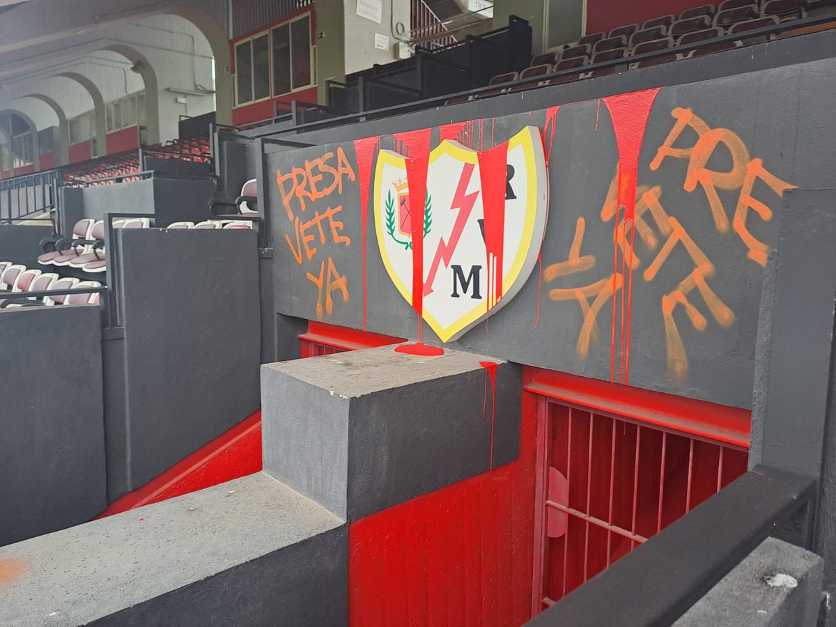 RayoVallecano's tweet photo. ¿Es esta la colaboración público-privada que quiere el Consejero de Deporte para el Estadio de Vallecas? 
Rayo Vallecano de Madrid denuncia públicamente que en la noche de hoy se ha producido un asalto al Estadio de Vallecas, sede social del club; el palco de autoridades ha sido vandalizado y destrozado, como lo son continuamente las fachadas de nuestro Estadio. 
Estas imágenes son la consecuencia evidente del odio sembrado y revelan cómo se entiende la colaboración público privada de la que habla el señor Consejero. Es un acto más  de la campaña de acoso, extorsión e intimidación que están sufriendo nuestro presidente y su familia y por ende todo el Rayo Vallecano de Madrid desde el pasado 28 de julio.
Desde el Rayo Vallecano de Madrid estamos agotados de denunciar la incitación al odio que conllevan amenazas en forma de vandalizaciones como esta o como la que sufrió la estatua del oso y el madroño esta semana.
Estos actos constituyen una prueba evidente de que mucha gente esperaba que esta campaña de acoso y derribo hacia el presidente de la entidad acabase de otra forma que disputando hoy el Trofeo de Vallecas en nuestro Estadio. Rayo Vallecano ha conseguido la reapertura del Estadio tras haber realizado un total de cero obras la Comunidad de Madrid (hablaba de hasta seis meses de obras) durante este verano, tras haber acreditado Rayo Vallecano el cumplimiento pleno de toda la normativa, y tras haber desmontado Rayo Vallecano el escandalosamente incorrecto informe de auditoría que sirvió de excusa para suspender la concesión del Estadio de Vallecas.
Estas son las consecuencias de cuando los servidores públicos colaboran y tienen convivencia con grupos ultras.
Desde el Rayo Vallecano de Madrid anunciamos que esta campaña de acoso y extorsión que el club está sufriendo desde el pasado 28 de julio no nos va a amedrentar y hoy se va a disputar después de 7 años otra vez el Trofeo de Vallecas como estaba previsto, un trofeo que es un orgullo para todo nuestro barrio y posteriormente seguiremos trabajando incansablemente para intentar conseguir por primera vez en la historia de esta entidad centenaria nuestra sexta permanencia consecutiva en primera división.
PD: Este hecho ya ha sido comunicado a las autoridades aportando estas imágenes. El lunes se formulará la correspondiente denuncia en la cual aportaremos las imágenes  de las cámaras de seguridad.
Desde el Club confiamos que se actúe con diligencia y determinación ante algo que consideramos inaceptable como es el asalto a nuestra sede social.