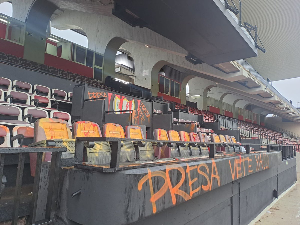 RayoVallecano's tweet photo. ¿Es esta la colaboración público-privada que quiere el Consejero de Deporte para el Estadio de Vallecas? 
Rayo Vallecano de Madrid denuncia públicamente que en la noche de hoy se ha producido un asalto al Estadio de Vallecas, sede social del club; el palco de autoridades ha sido vandalizado y destrozado, como lo son continuamente las fachadas de nuestro Estadio. 
Estas imágenes son la consecuencia evidente del odio sembrado y revelan cómo se entiende la colaboración público privada de la que habla el señor Consejero. Es un acto más  de la campaña de acoso, extorsión e intimidación que están sufriendo nuestro presidente y su familia y por ende todo el Rayo Vallecano de Madrid desde el pasado 28 de julio.
Desde el Rayo Vallecano de Madrid estamos agotados de denunciar la incitación al odio que conllevan amenazas en forma de vandalizaciones como esta o como la que sufrió la estatua del oso y el madroño esta semana.
Estos actos constituyen una prueba evidente de que mucha gente esperaba que esta campaña de acoso y derribo hacia el presidente de la entidad acabase de otra forma que disputando hoy el Trofeo de Vallecas en nuestro Estadio. Rayo Vallecano ha conseguido la reapertura del Estadio tras haber realizado un total de cero obras la Comunidad de Madrid (hablaba de hasta seis meses de obras) durante este verano, tras haber acreditado Rayo Vallecano el cumplimiento pleno de toda la normativa, y tras haber desmontado Rayo Vallecano el escandalosamente incorrecto informe de auditoría que sirvió de excusa para suspender la concesión del Estadio de Vallecas.
Estas son las consecuencias de cuando los servidores públicos colaboran y tienen convivencia con grupos ultras.
Desde el Rayo Vallecano de Madrid anunciamos que esta campaña de acoso y extorsión que el club está sufriendo desde el pasado 28 de julio no nos va a amedrentar y hoy se va a disputar después de 7 años otra vez el Trofeo de Vallecas como estaba previsto, un trofeo que es un orgullo para todo nuestro barrio y posteriormente seguiremos trabajando incansablemente para intentar conseguir por primera vez en la historia de esta entidad centenaria nuestra sexta permanencia consecutiva en primera división.
PD: Este hecho ya ha sido comunicado a las autoridades aportando estas imágenes. El lunes se formulará la correspondiente denuncia en la cual aportaremos las imágenes  de las cámaras de seguridad.
Desde el Club confiamos que se actúe con diligencia y determinación ante algo que consideramos inaceptable como es el asalto a nuestra sede social.