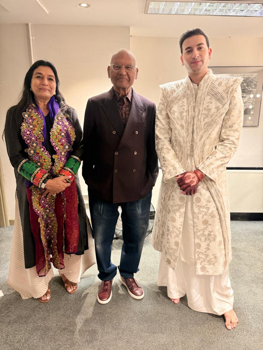AnilAgarwal_Ved's tweet photo. हाल ही में लंदन के रॉयल अल्बर्ट हॉल में प्रतिभाशाली युवा सितार वादक, ऋषभ रिखीराम शर्मा का अद्भुत कार्यक्रम देखने का मौका मिला। वे रिखी राम परिवार से आते हैं जो पीढ़ियों से दिग्गज संगीतकारों के लिए सितार बनाते आ रहे हैं। 

कार्यक्रम की शुरुआत में ऋषभ ने दुनिया भर से आए दर्शकों को श्राद्ध और पितृ पक्ष का महत्व समझाया। 

हमारे यहाँ कहते हैं, श्रद्धा से जो किया जाए, वही श्राद्ध है। कुछ दिन पहले मैंने भारत जाकर अपनी माताजी का श्राद्ध किया, और परसों मेरे गुरु, मेरे दादाजी का भी श्राद्ध था। दोनों की बहुत याद आई, और मन उनके प्रति कृतज्ञता से भर गया। आज मैं जो कुछ भी हूँ, उन्हीं के मार्गदर्शन, आशीर्वाद और उनके दिए संस्कारों की वजह से हूँ।

रॉयल अल्बर्ट हॉल जो कि दुनिया के सबसे मशहूर कॉन्सर्ट हॉलों में से एक है, वहाँ पूरी तरह टिकटें sold out थीं। लंदन जैसे शहर में भारतीय सितार के लिए ऐसा प्यार देखकर दिल ख़ुश हो गया। 

ऋषभ का शिव तांडव स्तोत्र तो सच में जादुई था। जब वे सितार बजा रहे थे, तो लग रहा था जैसे राधा-कृष्ण यमुना किनारे रास रचा रहे हैं, शिव जी कैलाश पर तांडव कर रहे हैं, सीता जी और राम जी का विवाह हो रहा है। 

ऋषभ से मिलकर बहुत अच्छा लगा। इतनी कम उम्र में ऐसी साधना ईश्वर की प्रेरणा के बिना संभव नहीं। उनके सुरों में मुझे शिव जी की छवि दिख रही थी। आप सबको जब भी मौक़ा मिले, इन्हें ज़रूर सुनिए। ईश्वर की कृपा है इन पर।

ऋषभ, आपको बहुत-बहुत बधाई। आप ख़ूब आगे बढ़ें और हमारी भारतीय संस्कृति को पूरी दुनिया तक पहुँचाएँ। 🙏