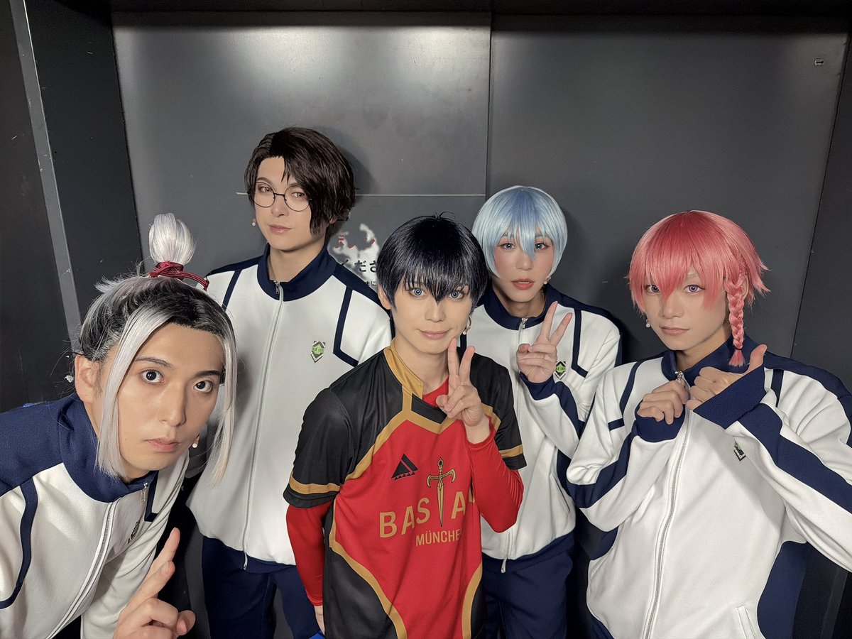 nattu515's tweet photo. 舞台『ブルーロック』5th STAGE
ー新英雄大戦（ネオ・エゴイストリーグ）開幕ー
本日もご来場ありがとうございました！
明日も2公演全力で駆け抜けます！
劇場で待ってる待ってる⚽️
#ブルステ https://t.co/iA9AYwTSOr