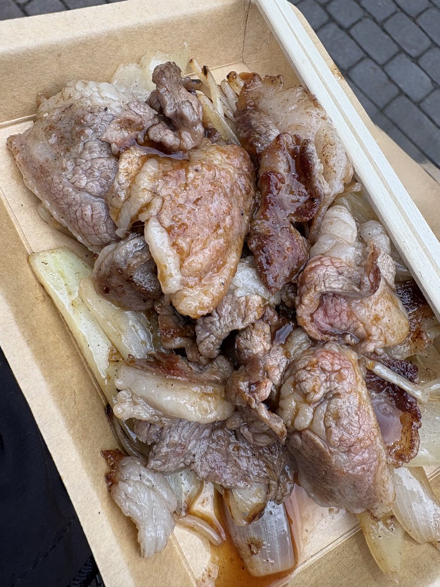 jingisu_jin's tweet photo. 【突然】ジンさんのオータムフェストレポート。

ジンさん「ジンのおじです。遅ればせながらオータムフェストへ羊肉を食べに行って参りました。やはり美味しい塩コロジンギスカンさん。焼き加減とほどよいラミーがたまりません。
そして外せないのはやはり士別。道産サフォークのジンギスカンをいただきました。
やはり柔らかでおいしい。安定の旨み爆弾です。

皆様、ご賞味あれ。」