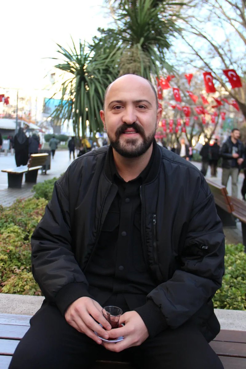 beehaber's tweet photo. Oğuzhan Alpdoğan, sosyal medyada başarı yakalamasından önceki hayatını anlattı:

🔹 “Lisede 4 sene motor bölümü okudum.”

🔹 “Üniversitede 2 yıllık otomotiv teknisyenliği okudum.”

🔹 “Bir sene de Fiat yetkili servisinde çalıştım.”

🔹 “Sosyal medya olmasaydı sanayide değil, fabrikada olurdum.”

🔹 “Başka bir fabrikadaydım, oradan attılar da…”

🔹 “Ama ben hemen iş öğrenirim.”

🔹 “Usta bana ‘Gel şurada bir hafta çalış, şunu öğren’ desin; gider yaparım onu.”

🔹 “Elimden iş geliyor, tornavida tutuyoruz.”

🔹 “Altın bilezik var abi.”

🔹 “Bu olmadı boya yaparım; bende boya ustalık belgesi var.”

🔹 “4-5 sene boyacılık yaptım, inşaattaydım.”

🔹 “Benim baba da alçı boya yapıyor.”