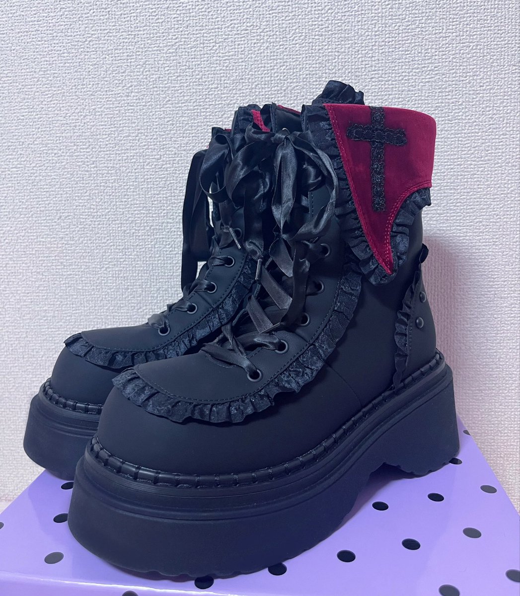 vsn5xs's tweet photo. ドレスコードが赤ということで、🖤×❤️のゴスロリコーデを初めて組んでみました！՞ ⸝⸝>  ̫ <⸝⸝ ՞

今回1番気合いを入れたのは靴です.ᐟ.ᐟ
ヴァンパイアイメージの十字架が入った靴なので、絶対に履いていこうと思っていました𝜗𝜚˚⋆

まじで可愛くておすすめです🦇
 #葛葉ブラッディコーデ https://t.co/mwwKQloTqT
