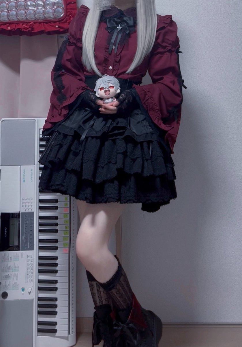 vsn5xs's tweet photo. ドレスコードが赤ということで、🖤×❤️のゴスロリコーデを初めて組んでみました！՞ ⸝⸝>  ̫ <⸝⸝ ՞

今回1番気合いを入れたのは靴です.ᐟ.ᐟ
ヴァンパイアイメージの十字架が入った靴なので、絶対に履いていこうと思っていました𝜗𝜚˚⋆

まじで可愛くておすすめです🦇
 #葛葉ブラッディコーデ https://t.co/mwwKQloTqT
