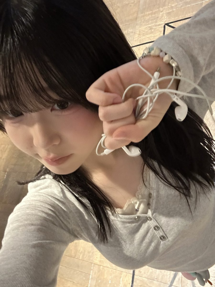 kaname___eee's tweet photo. イヤホンとヘットホン
どっち派？
私はね最近は
家ではヘットホン
外ではイヤホンかな

#jk #15歳 https://t.co/5iRGcYk1M1
