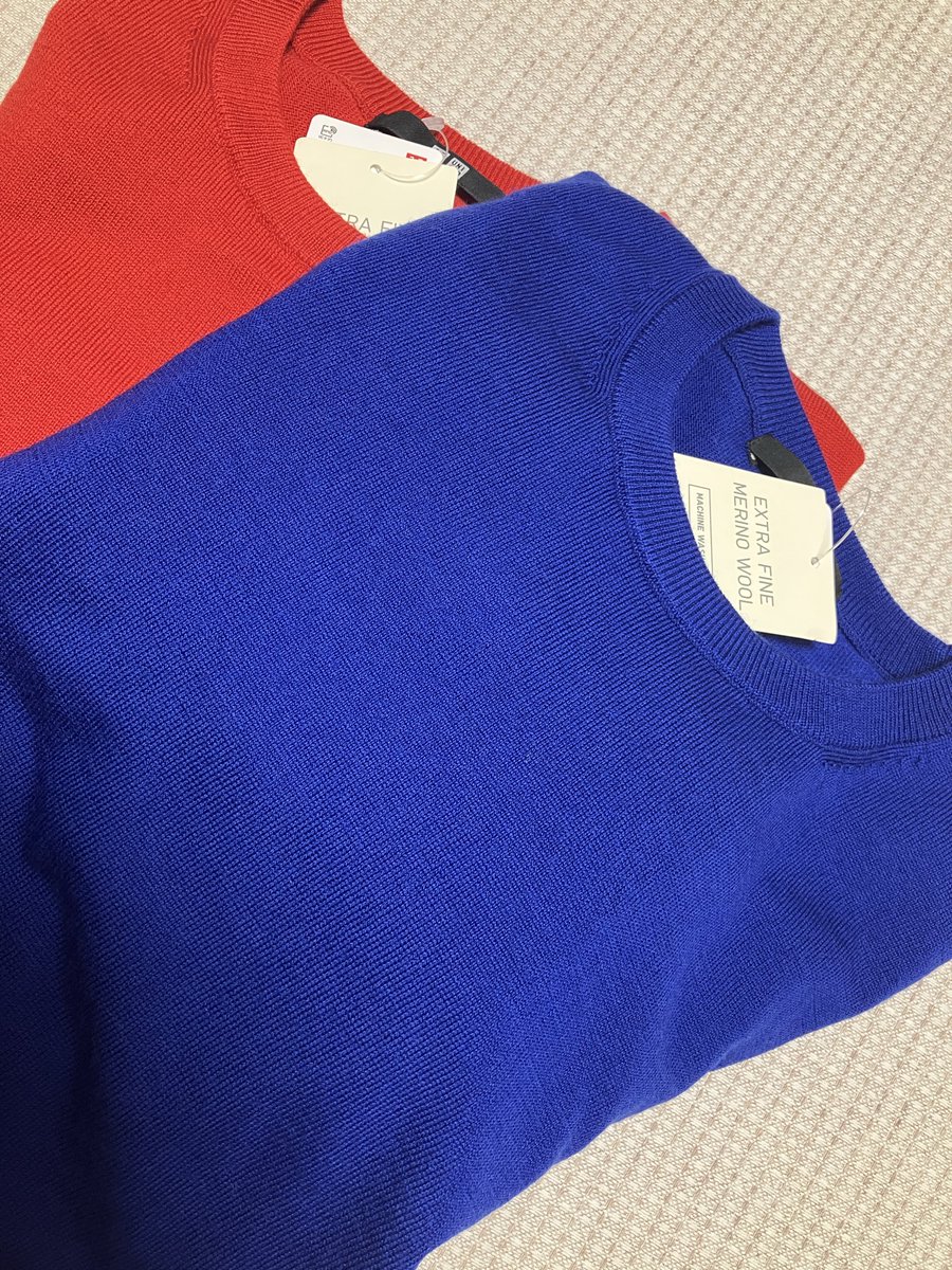 maaaaa_hp's tweet photo. ユニクロのメリノウールのニットが期間限定でお安くなっていたので、赤色を買いに行った。青色もあったから買った。
めいげたである💙❤️ https://t.co/owuH8hDOe2