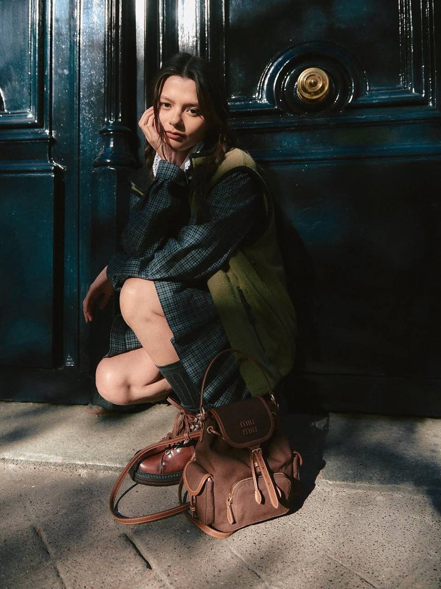 beckyfanclub05's tweet photo. 📸 💜 : 𝗯𝗲𝗰𝗰𝗰𝗮

Touch of Paris💌☀️

@MIUMIUofficial @AngelssBecky

#MiuMiuPFWxBecky #MiuMiuSS27 #beckysangels #BeckyArmstrong 
#MiuMiu #ParisFashionWeek https://t.co/xnXd45eaVL