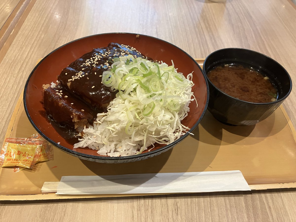 EvqRd's tweet photo. こんな夜に…ひとりで…

味噌カツ丼めちゃ味濃かったー

いいなここ…虫の声と水の音…夜は癒されるわ…カップルさえいなければ… https://t.co/ggxDtOgTMK