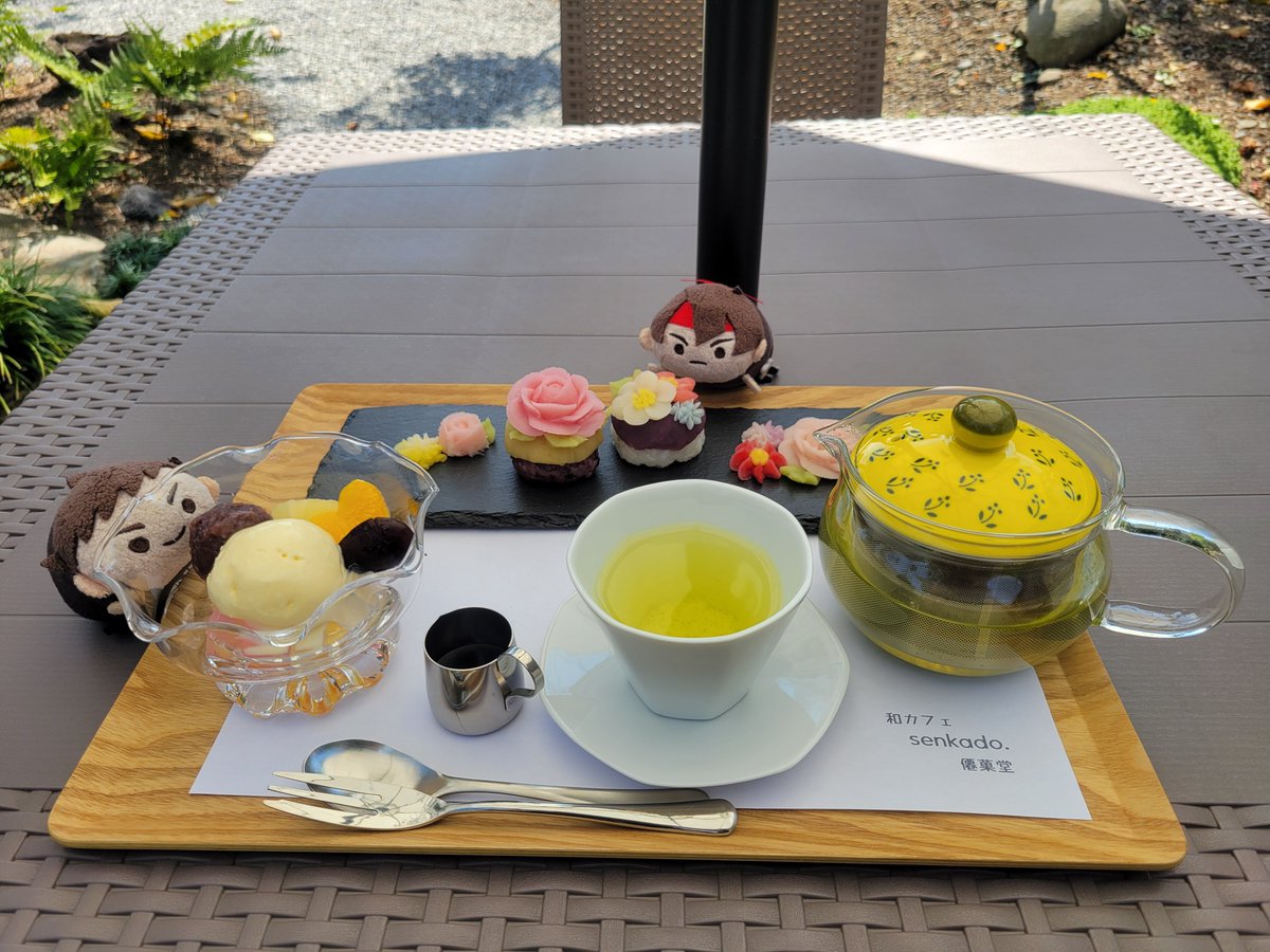 tooyummmy's tweet photo. おおお……めちゃ豪華なカフェプレートが来た……！！！
白餡のお花が美しいおはぎと、日替り？らしいクリームあんみつ……こんなに食べていいんですか？！✨深蒸し茶の豊かな渋みと甘味が合う～～～🤗🍵🌼💕 https://t.co/dj4042Rz1u