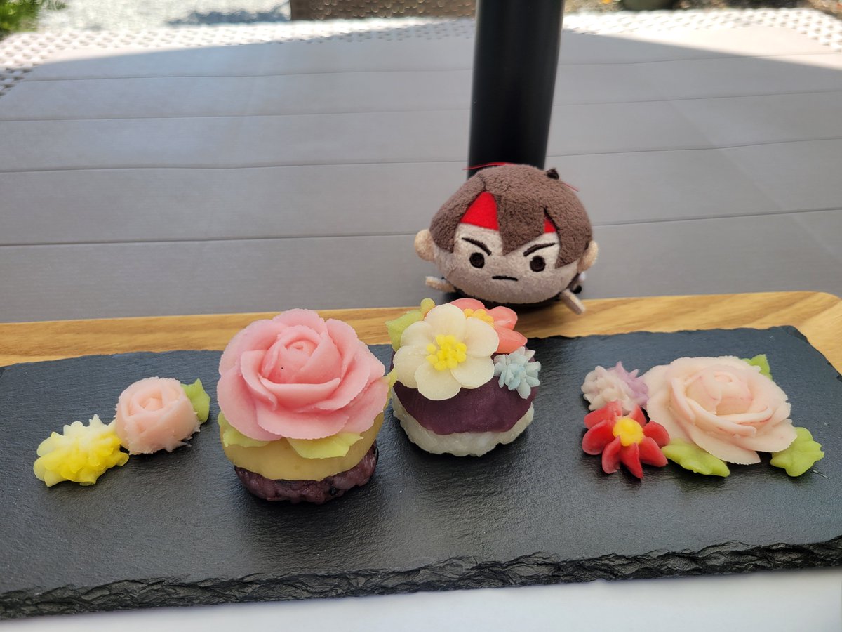 tooyummmy's tweet photo. おおお……めちゃ豪華なカフェプレートが来た……！！！
白餡のお花が美しいおはぎと、日替り？らしいクリームあんみつ……こんなに食べていいんですか？！✨深蒸し茶の豊かな渋みと甘味が合う～～～🤗🍵🌼💕 https://t.co/dj4042Rz1u