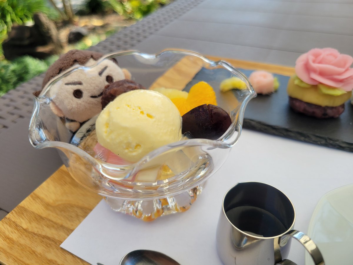 tooyummmy's tweet photo. おおお……めちゃ豪華なカフェプレートが来た……！！！
白餡のお花が美しいおはぎと、日替り？らしいクリームあんみつ……こんなに食べていいんですか？！✨深蒸し茶の豊かな渋みと甘味が合う～～～🤗🍵🌼💕 https://t.co/dj4042Rz1u