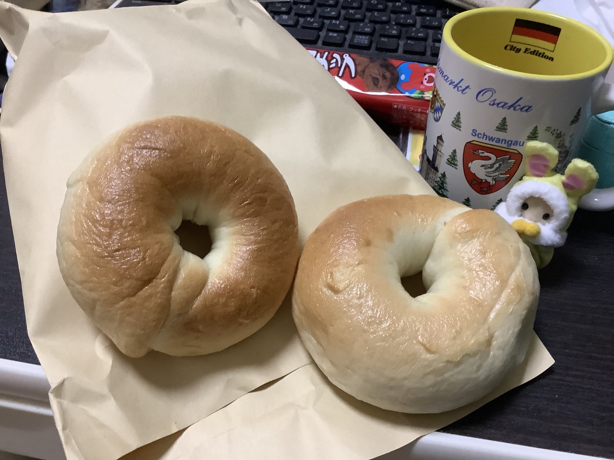 hanayaoat's tweet photo. 晩御飯とっかいさんがベーグル焼いたのくれたんだあ☺️ https://t.co/foqRBsIe36