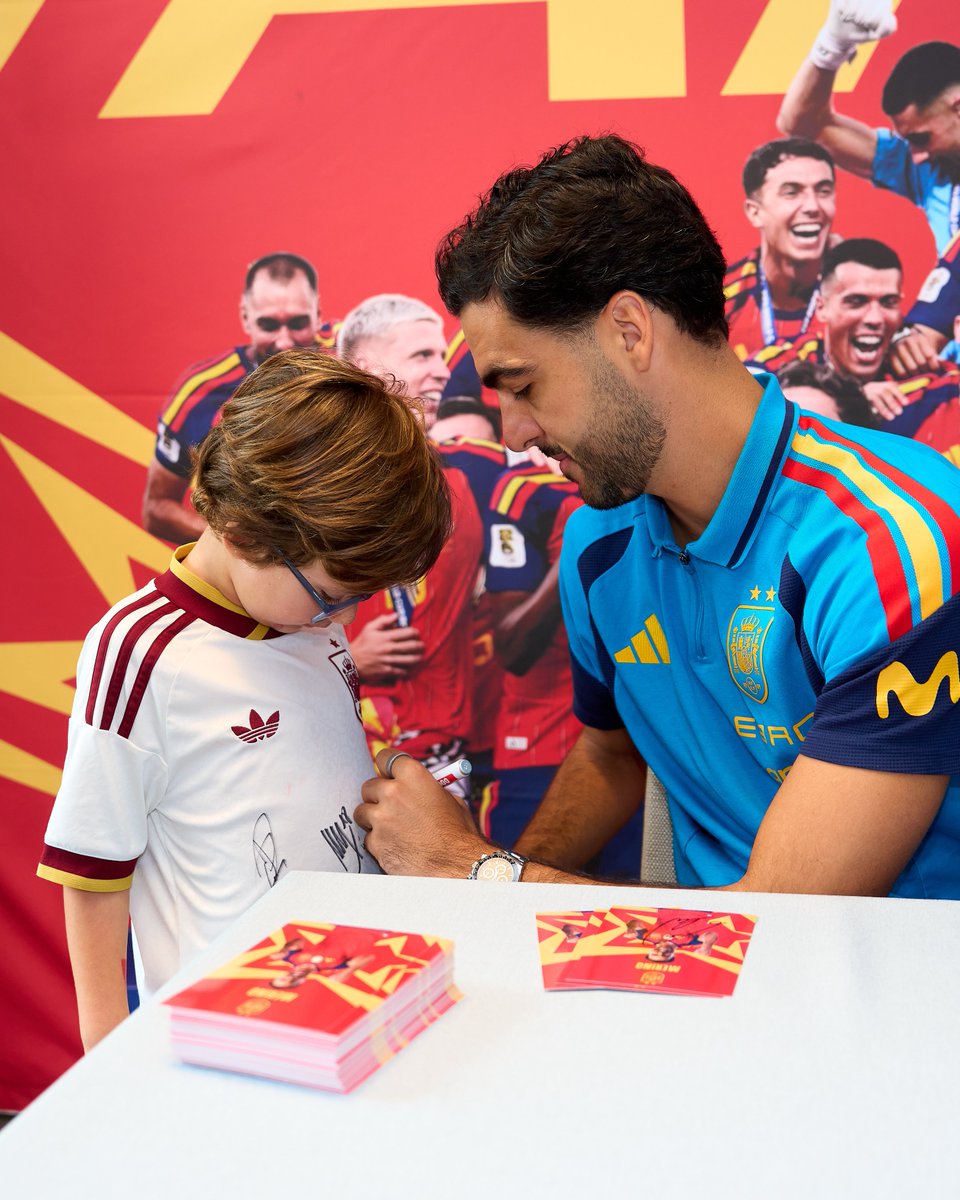 SEFutbol's tweet photo. 🤗 ¡𝗚𝗿𝗮𝗰𝗶𝗮𝘀 𝗽𝗼𝗿 𝘃𝗲𝗻𝗶𝗿 𝗮 𝘃𝗲𝗿𝗻𝗼𝘀!

Sonrisas, firmas y fotos en el Meet &amp; Greet de Oviedo.

#VamosEspaña | #NationsLeague https://t.co/ZfQOAHy116