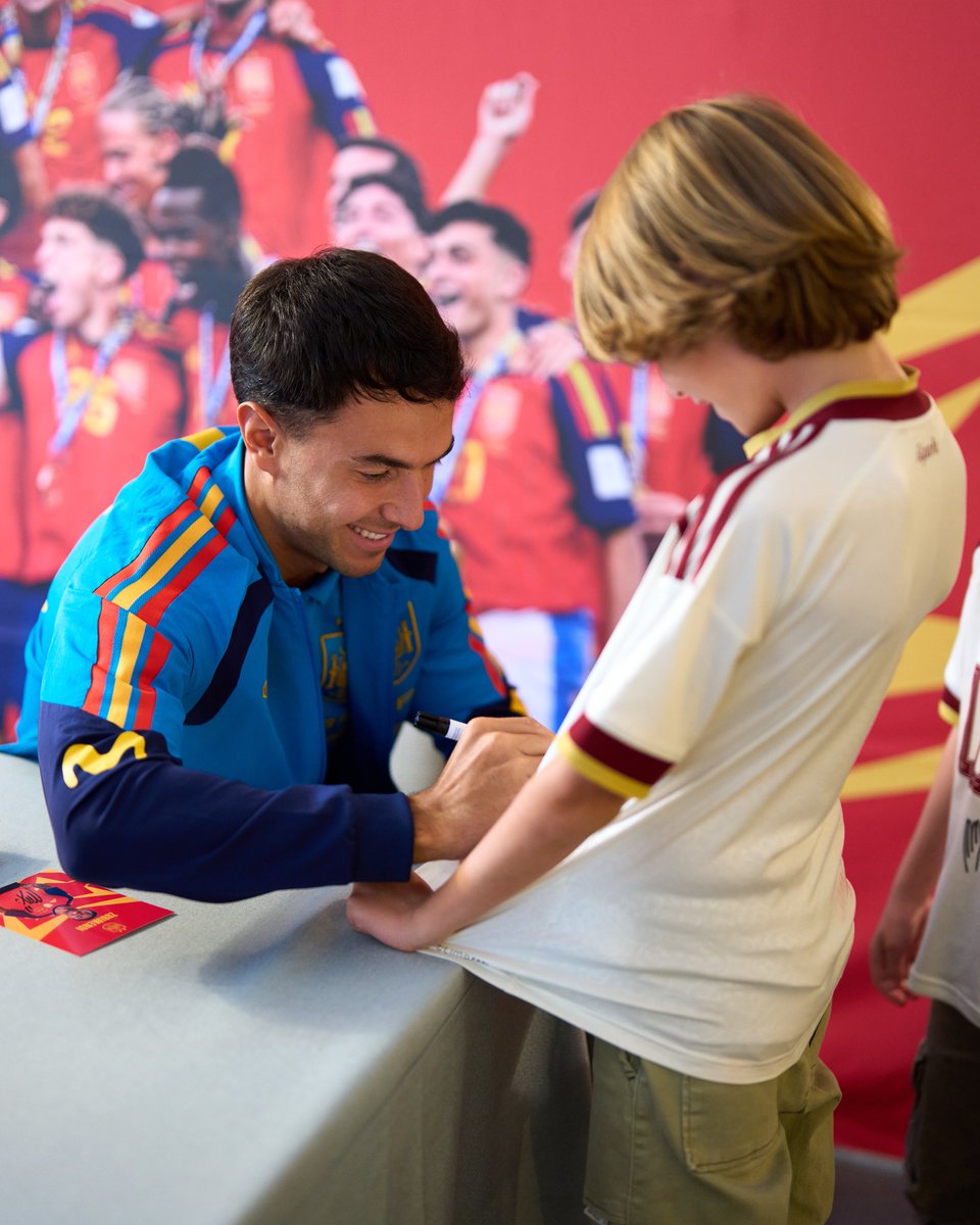 SEFutbol's tweet photo. 🤗 ¡𝗚𝗿𝗮𝗰𝗶𝗮𝘀 𝗽𝗼𝗿 𝘃𝗲𝗻𝗶𝗿 𝗮 𝘃𝗲𝗿𝗻𝗼𝘀!

Sonrisas, firmas y fotos en el Meet &amp; Greet de Oviedo.

#VamosEspaña | #NationsLeague https://t.co/ZfQOAHy116