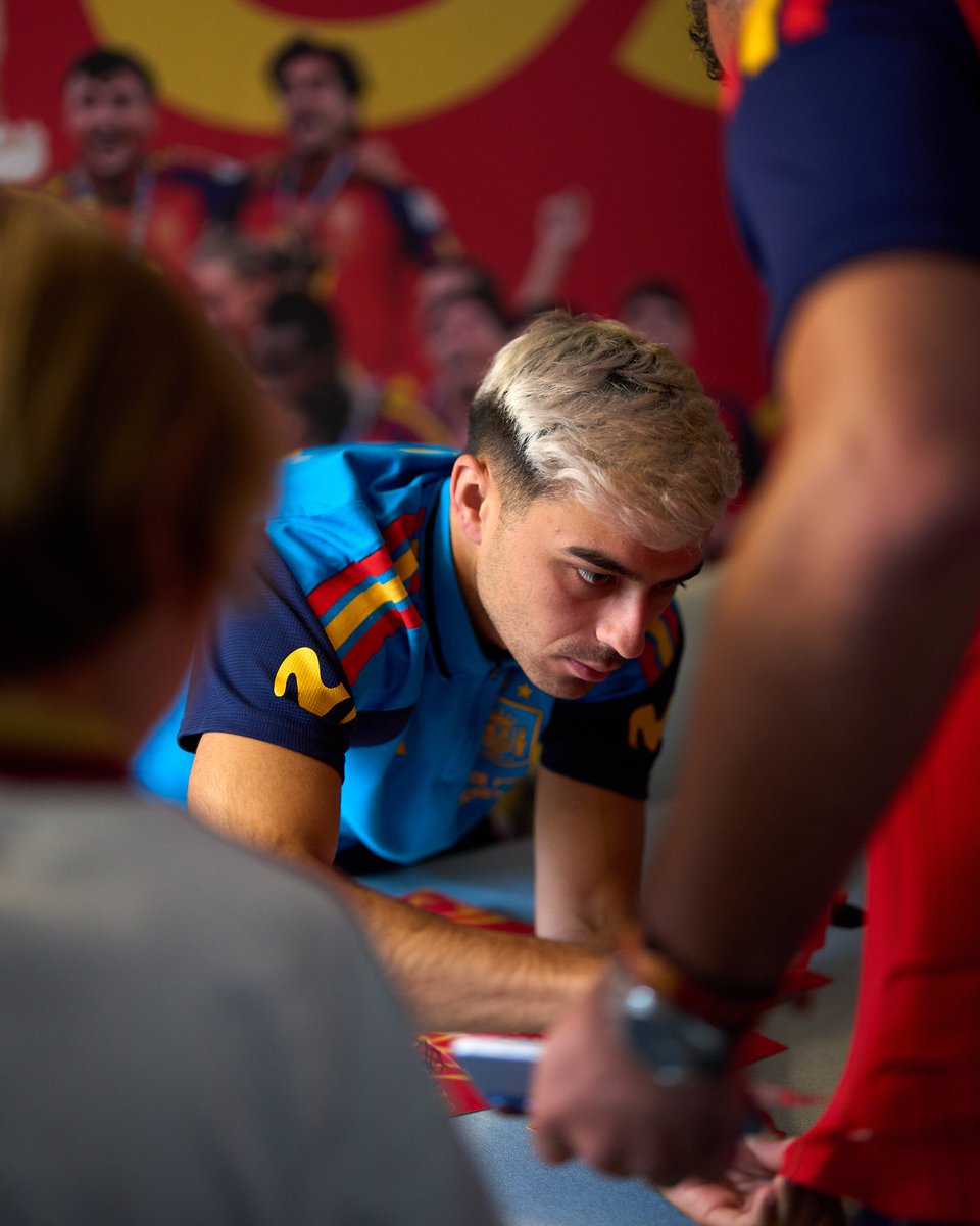 SEFutbol's tweet photo. 🤗 ¡𝗚𝗿𝗮𝗰𝗶𝗮𝘀 𝗽𝗼𝗿 𝘃𝗲𝗻𝗶𝗿 𝗮 𝘃𝗲𝗿𝗻𝗼𝘀!

Sonrisas, firmas y fotos en el Meet &amp; Greet de Oviedo.

#VamosEspaña | #NationsLeague https://t.co/ZfQOAHy116